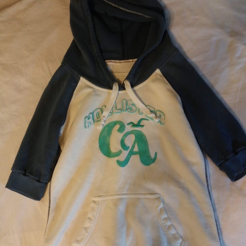 Hollister Hooded Sweatshirt w/ 3 Quartered Sleeves